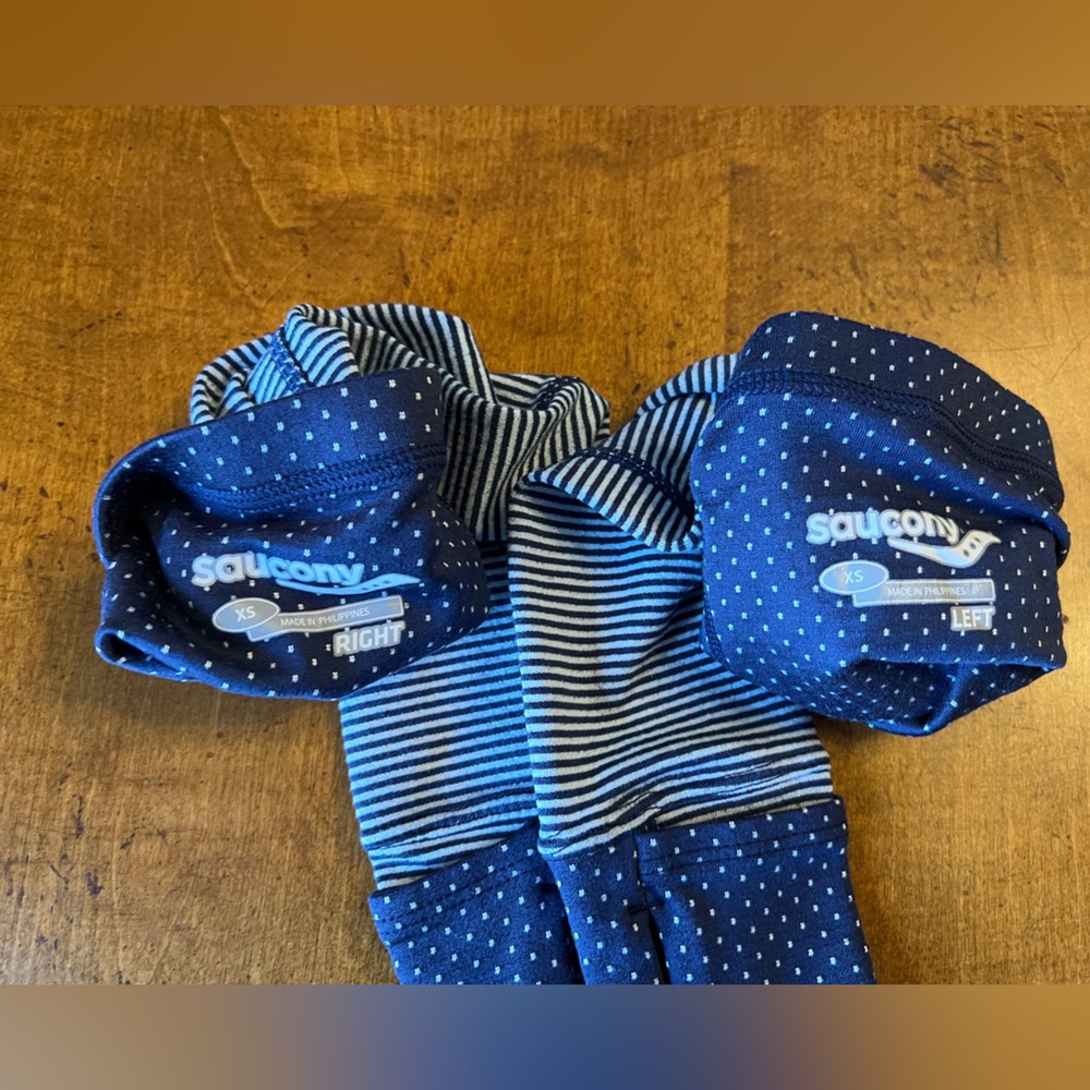 { Saucony } Running Arm Warmers Reversible blue runner navy blue polka dots - Picture 3 of 5